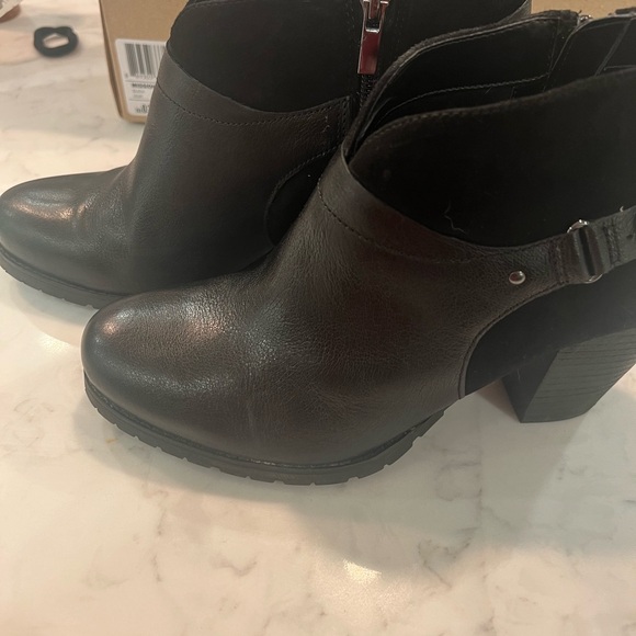 New in Box Clark’s Mission Parker ankle boots black size 9M - Picture 2 of 6